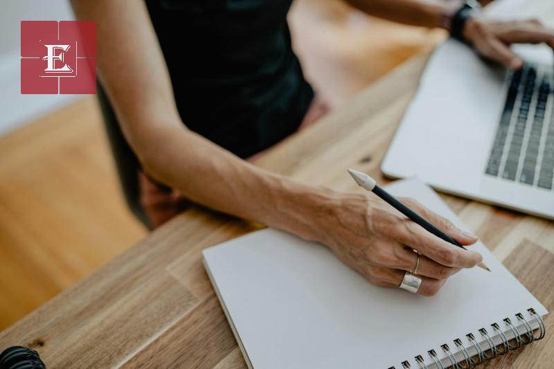 Đại diện nộp hồ sơ và làm việc